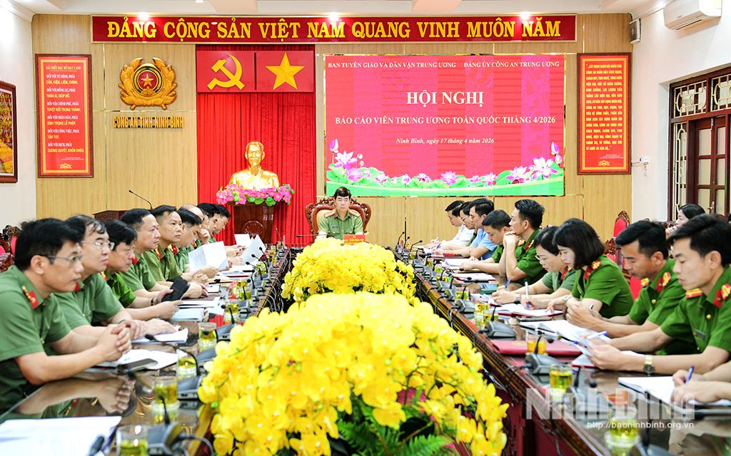 Các đại biểu dự hội nghị tại điểm cầu Ninh Bình.