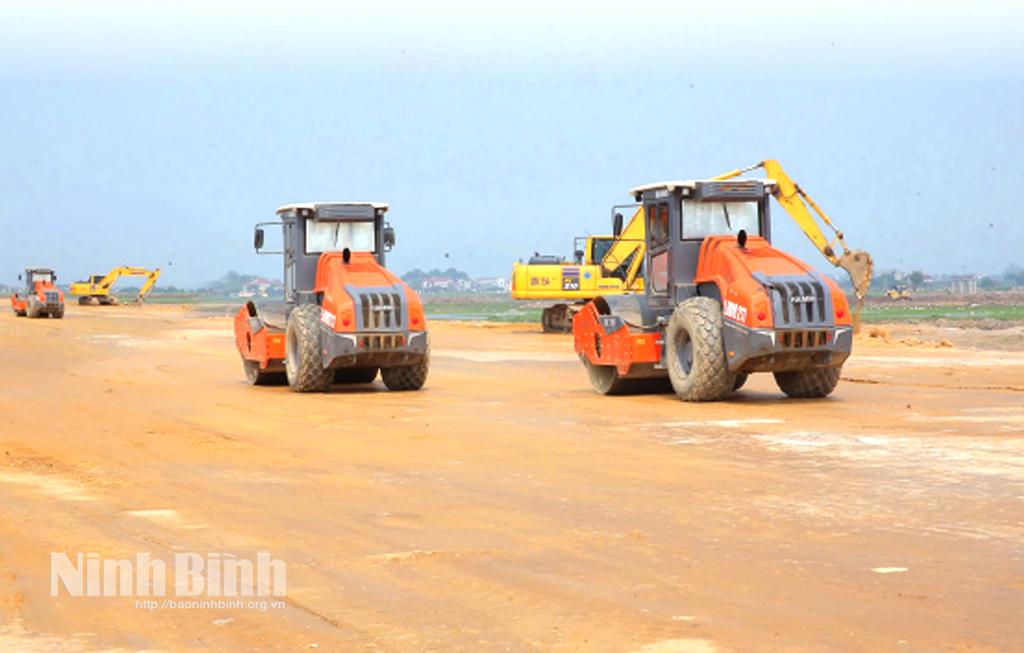 Thi công tuyến đường cao tốc Ninh Bình - Hải Phòng, đoạn qua tỉnh Ninh Bình. Ảnh: Anh Tuấn