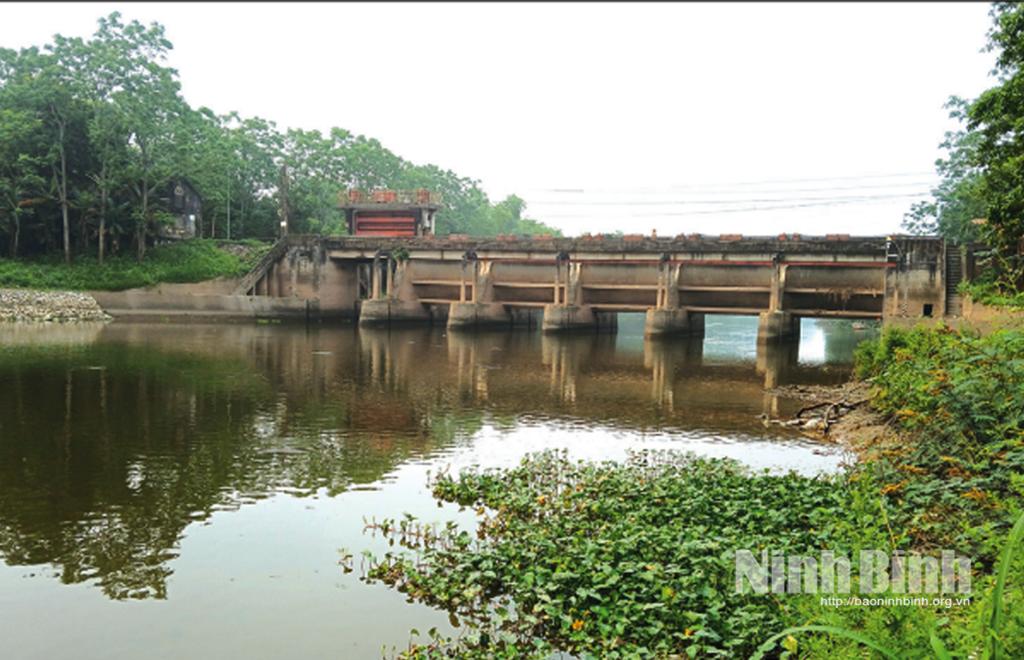 Nước sông Nhuệ tại cống Ba Đa (phường Hà Nam) được cải thiện giai đoạn đầu năm 2026.