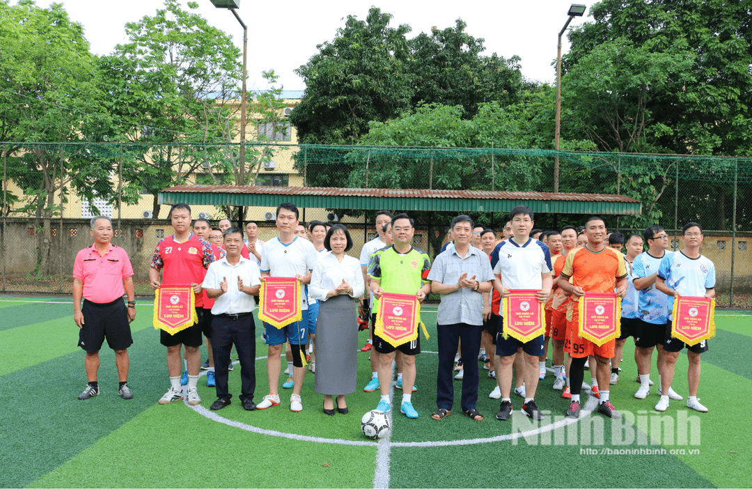 Ban Tổ chức Giải tặng cờ lưu niệm cho các đội bóng tham gia thi đấu.