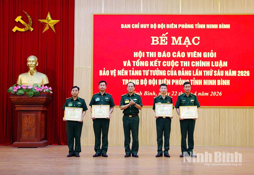 Đồng chí Thượng tá Nguyễn Quốc Việt, Phó Chính uỷ Bộ Chỉ huy Quân sự tỉnh kiêm Chính uỷ Ban Chỉ huy BĐBP tỉnh trao thưởng cho các thí sinh có thành tích xuất sắc tham gia Hội thi.