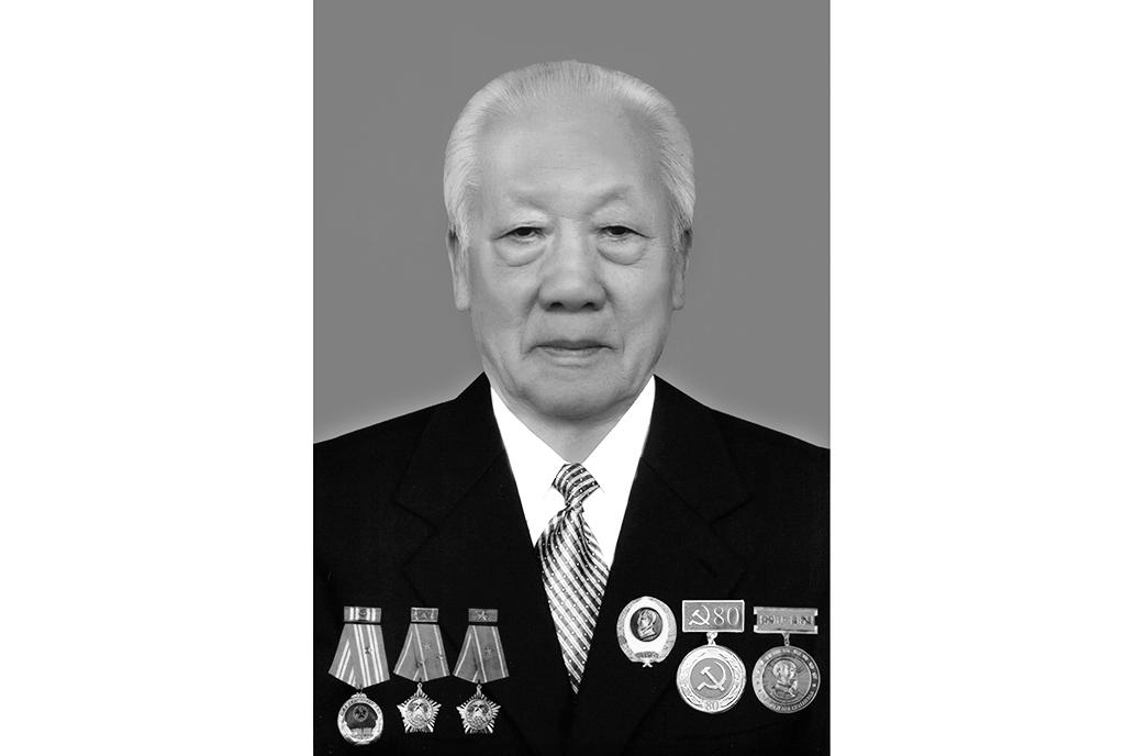 Thừa ủy quyền của Chủ tịch nước, Thủ trưởng Bộ Tư lệnh Quân khu trao Huân chương Bảo vệ Tổ quốc hạng Nhất cho Cục Chính trị.