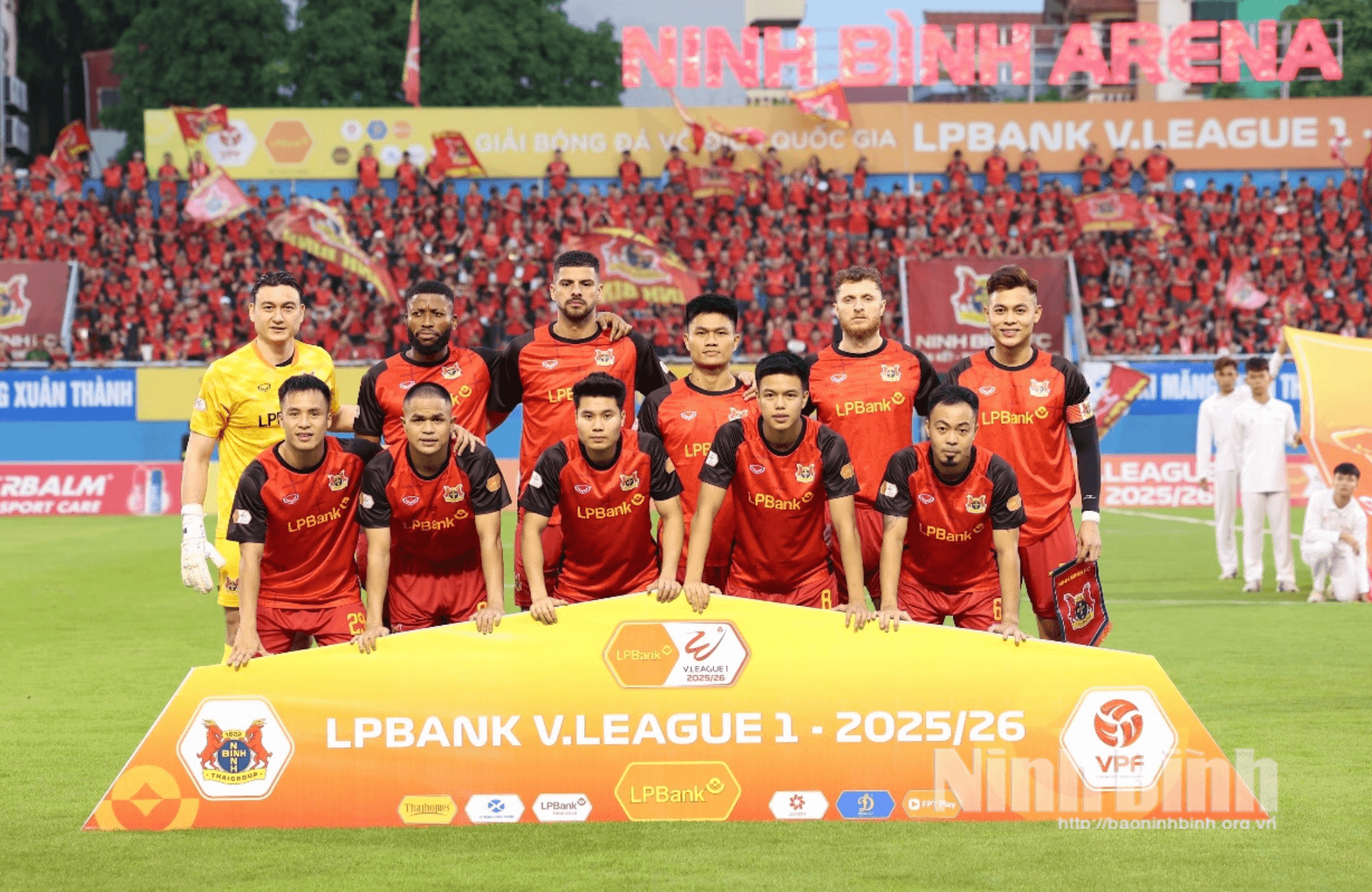 Đội hình ra sân đội chủ nhà Ninh Bình FC.