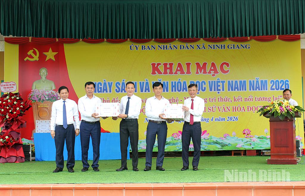 Lãnh đạo Sở Văn hóa và Thể thao trao tặng sách cho UBND xã Ninh Giang.