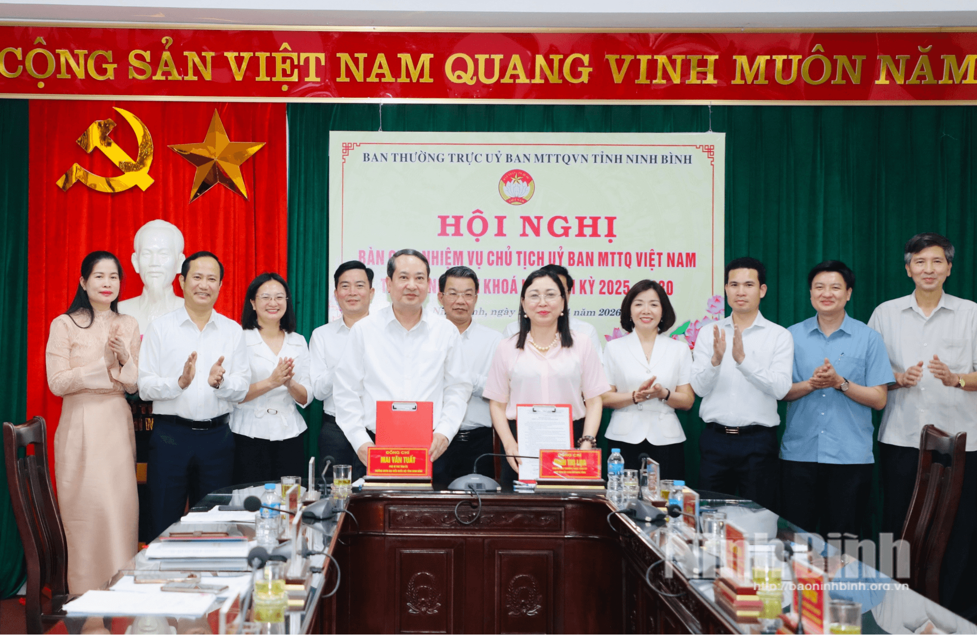 Đồng chí Đinh Thị Lụa, Phó Bí thư Thường trực Tỉnh ủy, Chủ tịch Ủy ban MTTQ Việt Nam tỉnh và đồng chí Mai Văn Tuất, Phó Bí thư Tỉnh ủy, Trưởng Đoàn ĐBQH tỉnh ký biên bản bàn giao nhiệm vụ Chủ tịch Ủy ban MTTQ Việt Nam tỉnh.