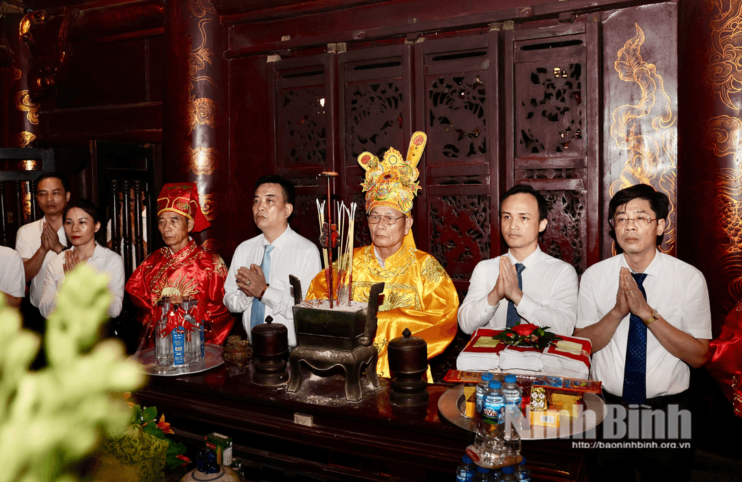 Đại diện Ban Tổ chức Lễ hội Hoa Lư cùng các vị cao niên của phường Tây Hoa Lư đã thực hiện nghi thức tế tạ.