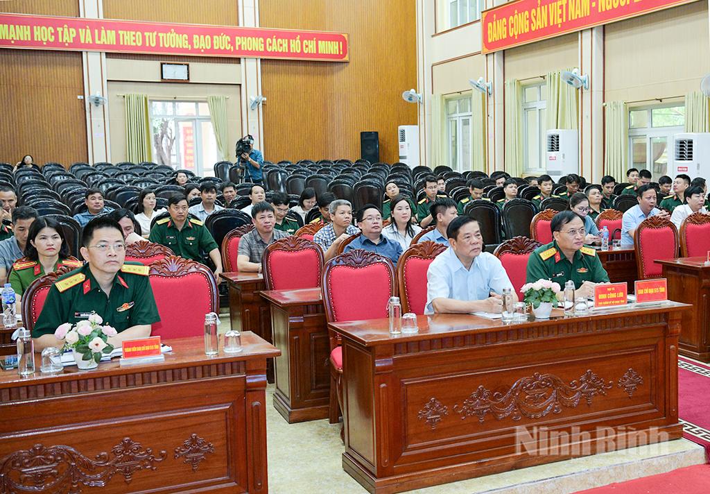 Các đại biểu tỉnh Ninh Bình dự tại điểm cầu Bộ Chỉ huy Quân sự tỉnh.