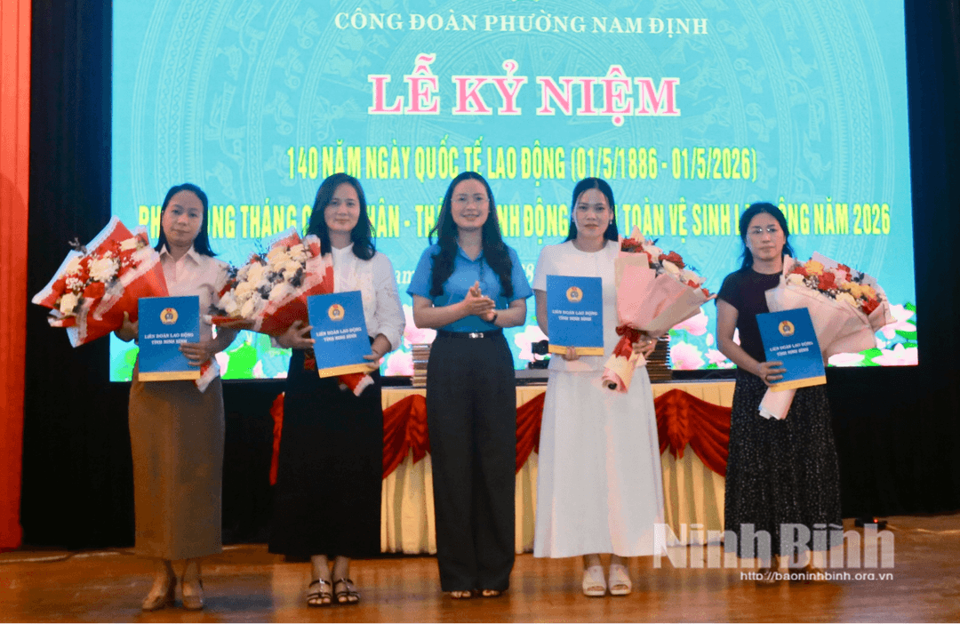 Đại diện lãnh đạo LĐLĐ tỉnh trao các Quyết định thành lập công đoàn cơ sở cho đại diện công đoàn các đơn vị.