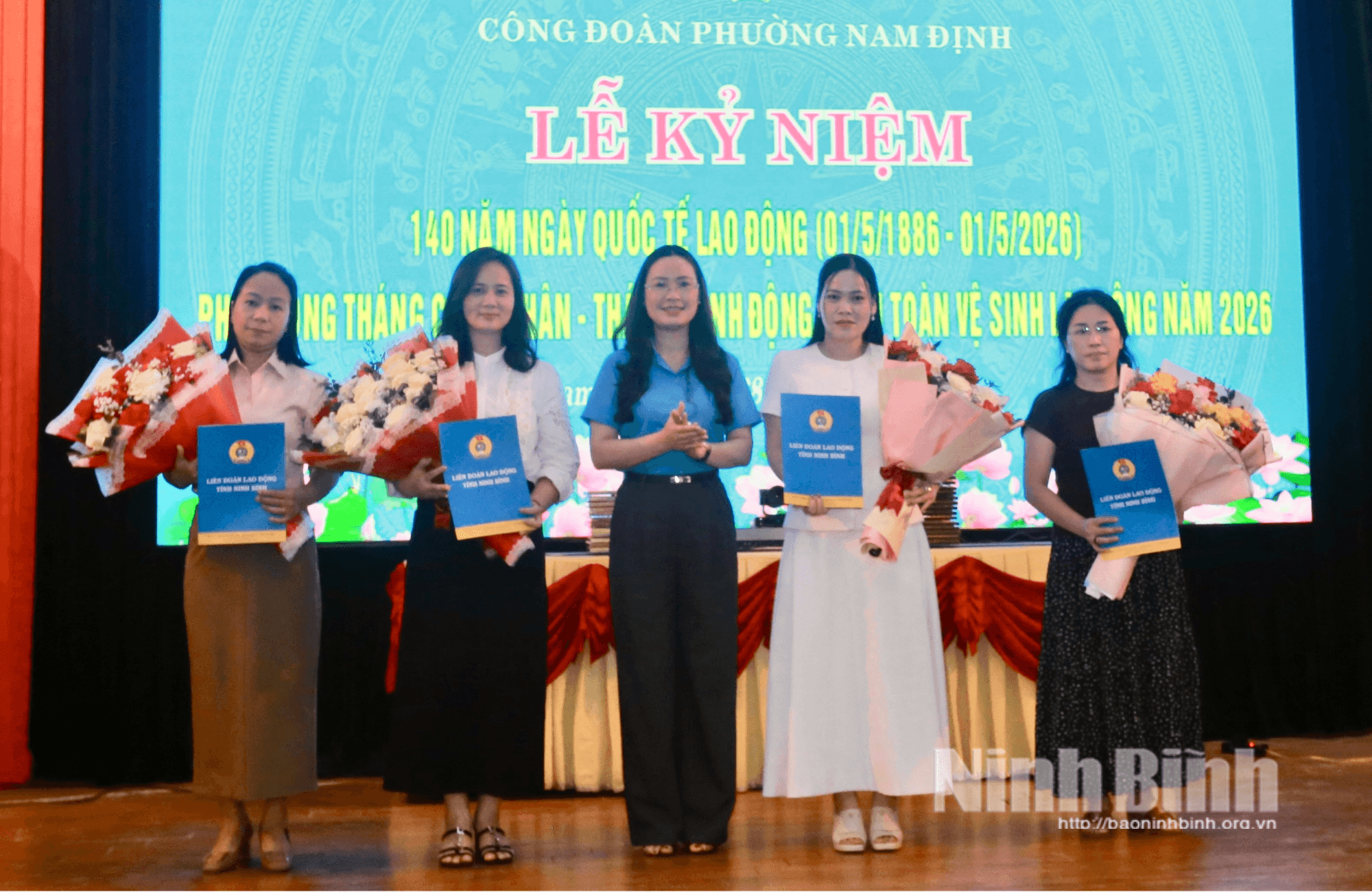 Đại diện lãnh đạo LĐLĐ tỉnh trao các Quyết định thành lập công đoàn cơ sở cho đại diện công đoàn các đơn vị.