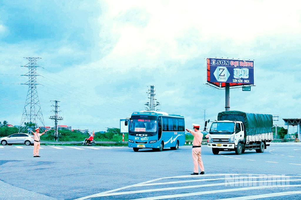 Lực lượng Cảnh sát giao thông Công an tỉnh tham gia phân luồng, điều tiết giao thông.