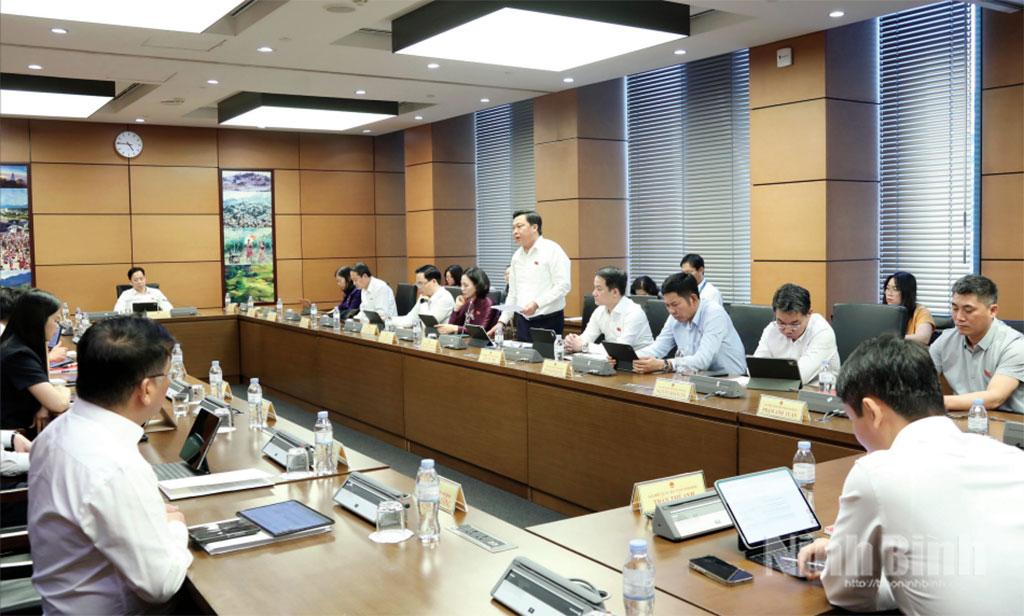 Đại biểu Phạm Hùng Thắng, Tỉnh ủy viên, Phó Trưởng Đoàn ĐBQH tỉnh Ninh Bình tham gia thảo luận tại Tổ. Ảnh: CTV