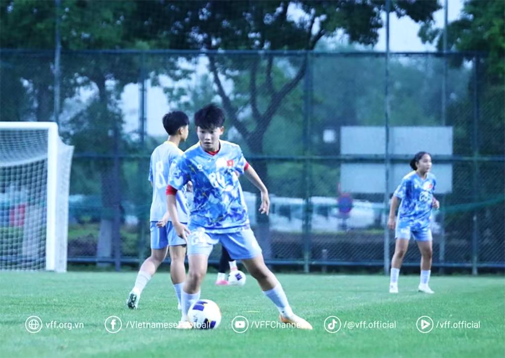 U17 nữ Việt Nam nỗ lực tập luyện trước trận gặp U17 nữ Trung Quốc. (Nguồn: VFF)