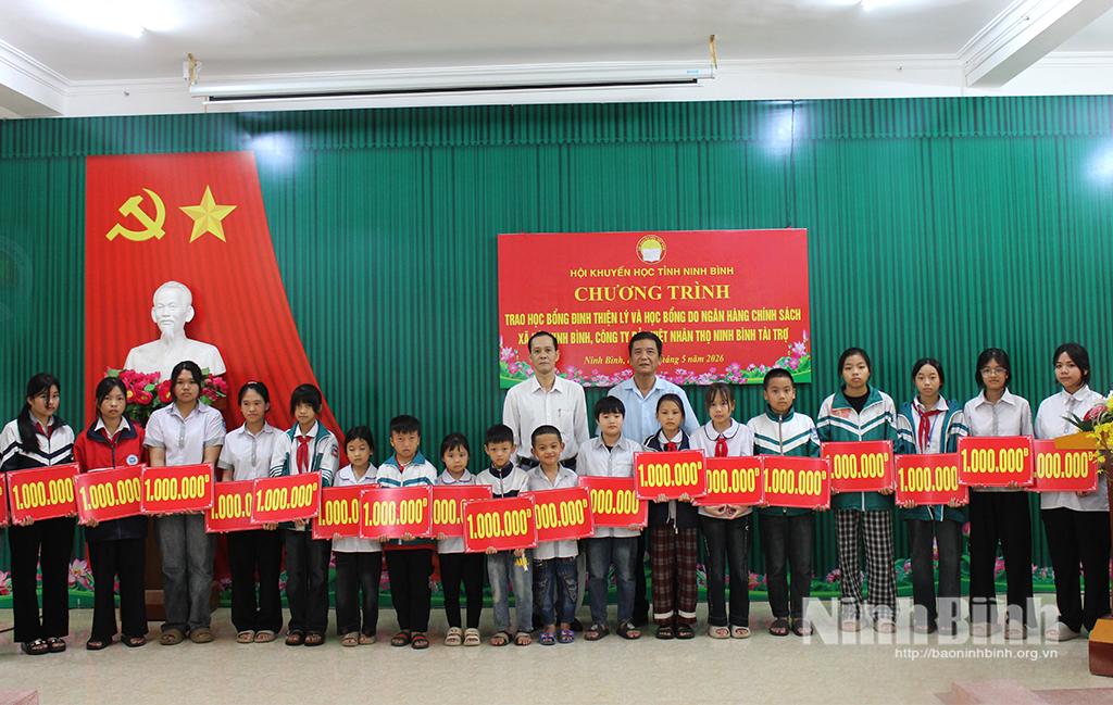 Lãnh đạo Hội Khuyến học tỉnh và đại diện nhà tài trợ trao học bổng cho học sinh nghèo vượt khó.