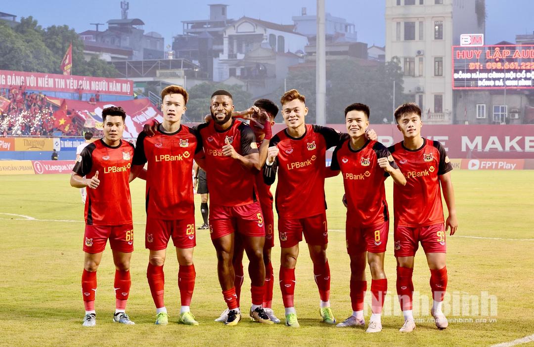 Các cầu thủ Ninh Bình FC ăn mừng bàn thắng mở tỉ số.