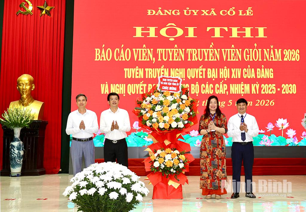 Lãnh đạo Ban Tuyên giáo và Dân vận Tỉnh uỷ tặng hoa chúc mừng hội thi.