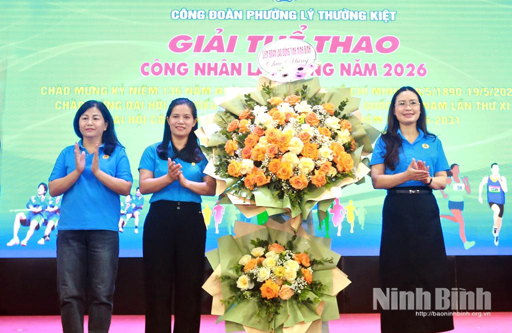 Lãnh đạo LĐLĐ tỉnh tặng hoa chúc mừng Ban tổ chức Giải thể thao CNVCLĐ phường Lý Thường Kiệt.