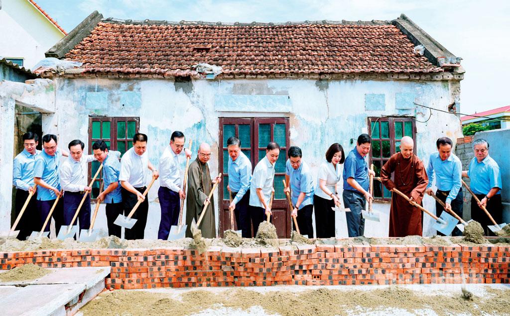 Các đại biểu thực hiện nghi thức động thổ xây dựng ngôi nhà “Ấm tình đoàn kết lương giáo” cho một trong các gia đình thuộc diện hộ nghèo, hộ cận nghèo, hộ có hoàn cảnh đặc biệt khó khăn trên địa bàn xã Phát Diệm. Ảnh: Ngọc Linh