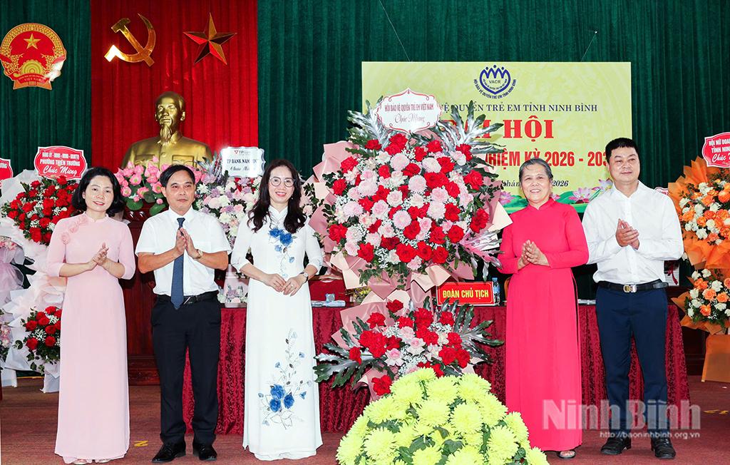 Đồng chí Nguyễn Thị Thanh Hòa, Chủ tịch Hội Bảo vệ quyền trẻ em Việt Nam tặng lẵng hoa chúc mừng Đại hội.