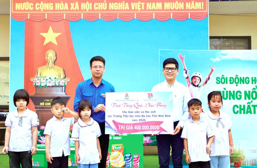 Trung tâm Công tác Xã hội, Công đoàn Thành phố Hồ Chí Minh phối hợp với Ban Thường vụ Tỉnh đoàn, Hội đồng Đội tỉnh trao tặng quà, học bổng cho giáo viên và học sinh các trường tiểu học trên địa bàn tỉnh.