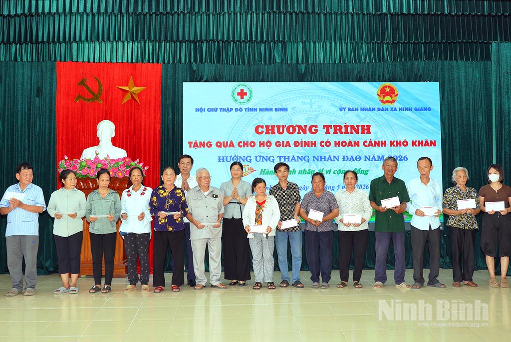 Lãnh đạo xã Ninh Giang trao quà cho hộ gia đình có hoàn cảnh khó khăn trên địa bàn.
