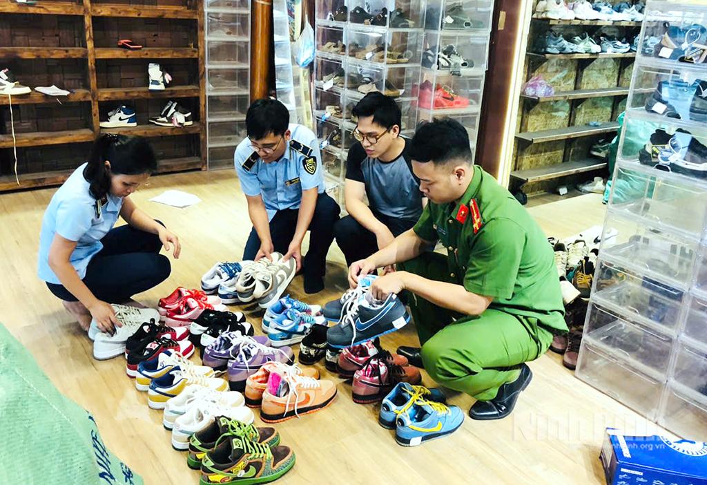 Đội Quản lý thị trường số 3 (Cục Quản lý thị trường tỉnh) phối hợp với Đội 4, Phòng Cảnh sát kinh tế, Công an tỉnh Ninh Bình tiến hành kiểm tra đối với Cơ sở kinh doanh giày dép BULL Sneaker.