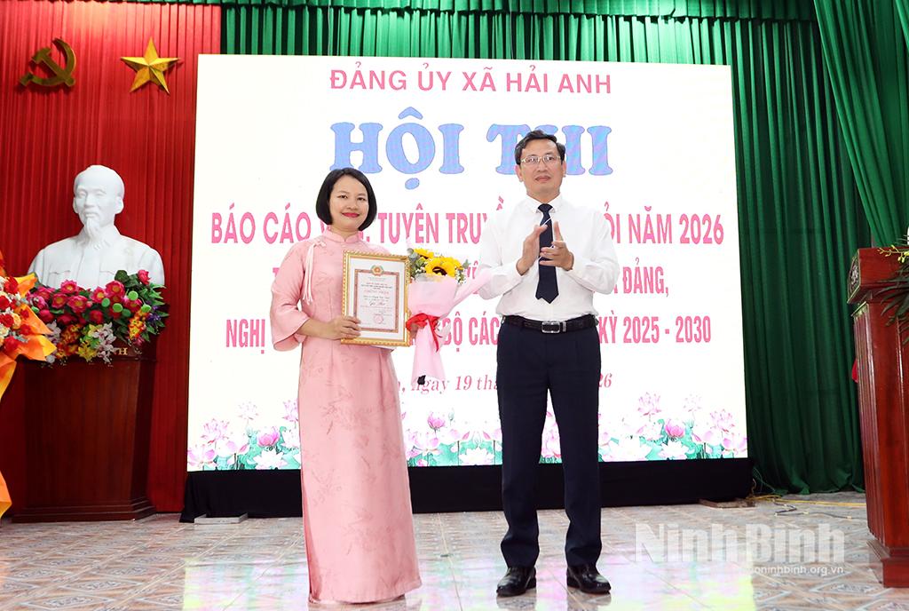 Ban Tổ chức trao giải Nhất cho thí sinh dự thi. Ảnh: Việt Thắng