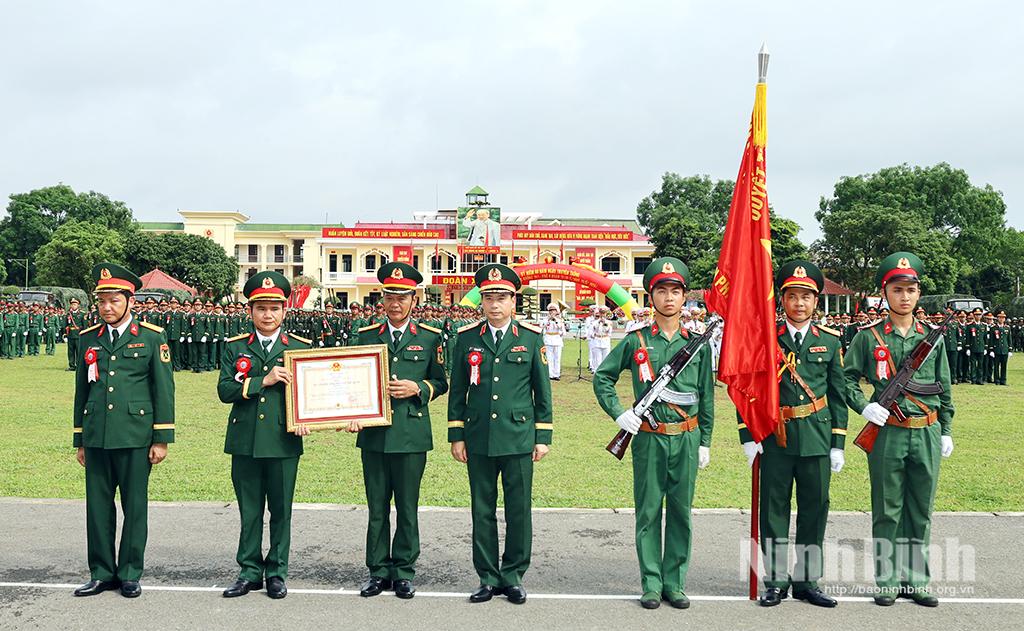 Lữ đoàn Phòng không 241 đón nhận Huân chương Bảo vệ Tổ quốc hạng Nhì.