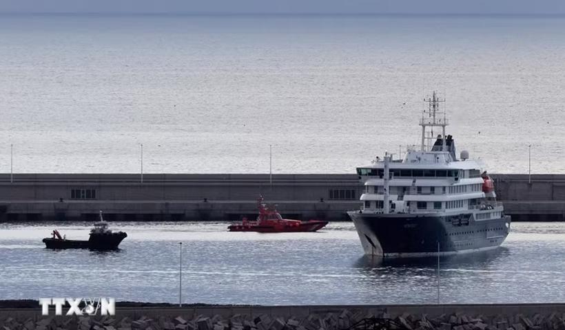 Tàu du lịch MV Hondius tại cảng Granadilla ở Tenerife, Tây Ban Nha, ngày 10/5/2026. (Ảnh: THX/TTXVN)