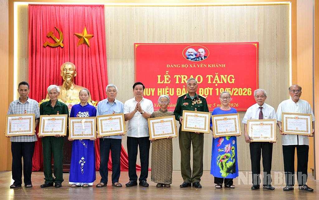 Đồng chí Dương Đức Khanh, Tỉnh ủy viên, Bí thư Đảng ủy xã Yên Khánh trao Huy hiệu 60 năm tuổi Đảng cho các đảng viên.