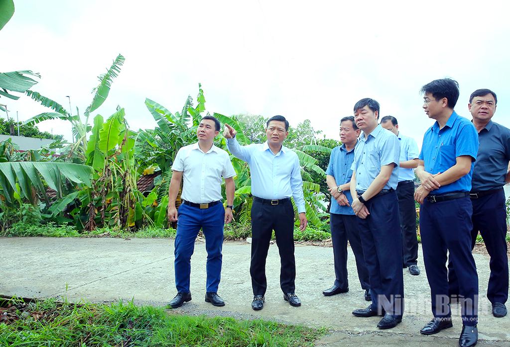 Đồng chí Nguyễn Cao Sơn, Tỉnh ủy viên, Phó Chủ tịch UBND tỉnh và Đoàn công tác kiểm tra thực địa khu giải phóng mặt bằng tại xã Nghĩa Hưng.