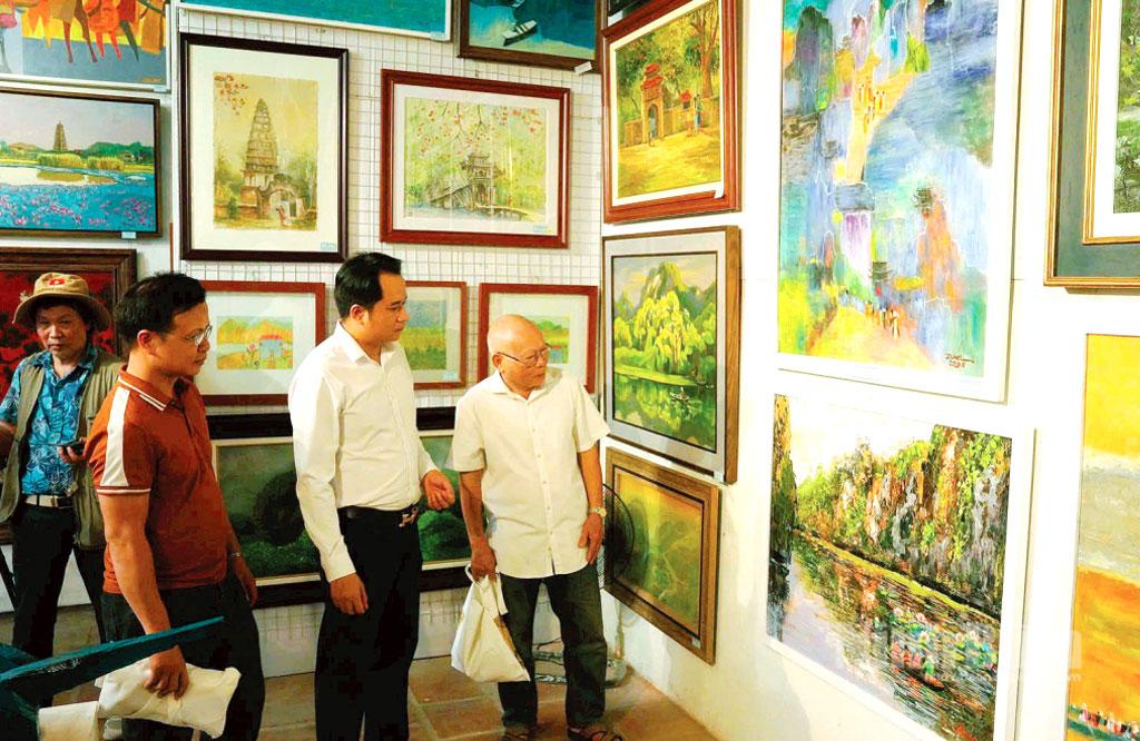 Khách tham quan Triển lãm "Phong cảnh Ninh Bình" tổ chức tại Gallery Phố cổ Hoa Lư.