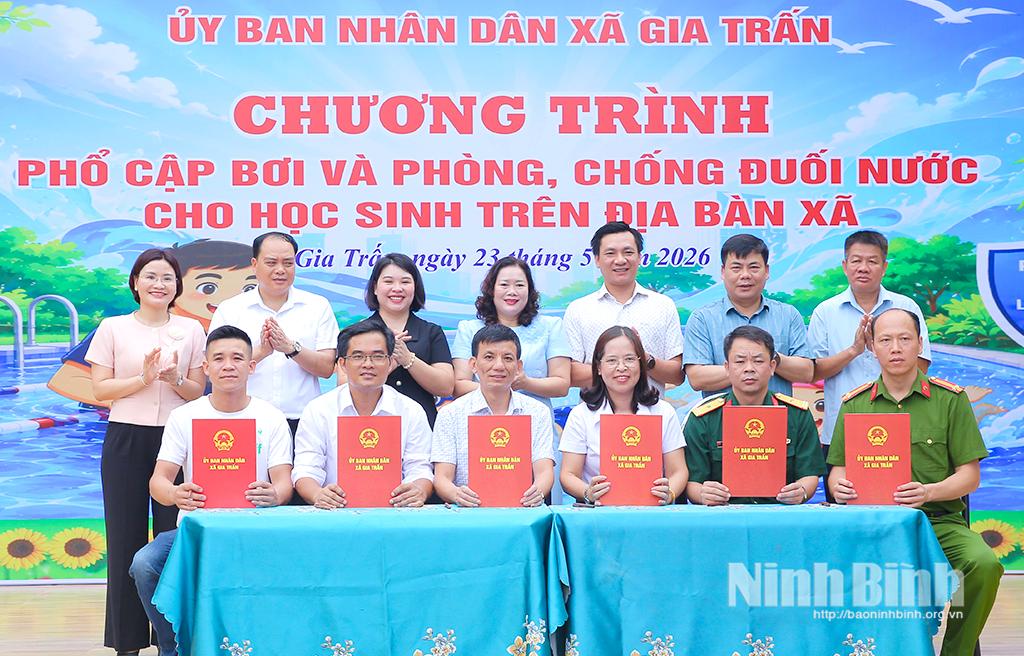 Đại diện các đơn vị ký cam kết phối hợp bảo đảm an toàn trong quá trình tổ chức lớp dạy bơi và kỹ năng phòng, chống đuối nước hè năm 2026.