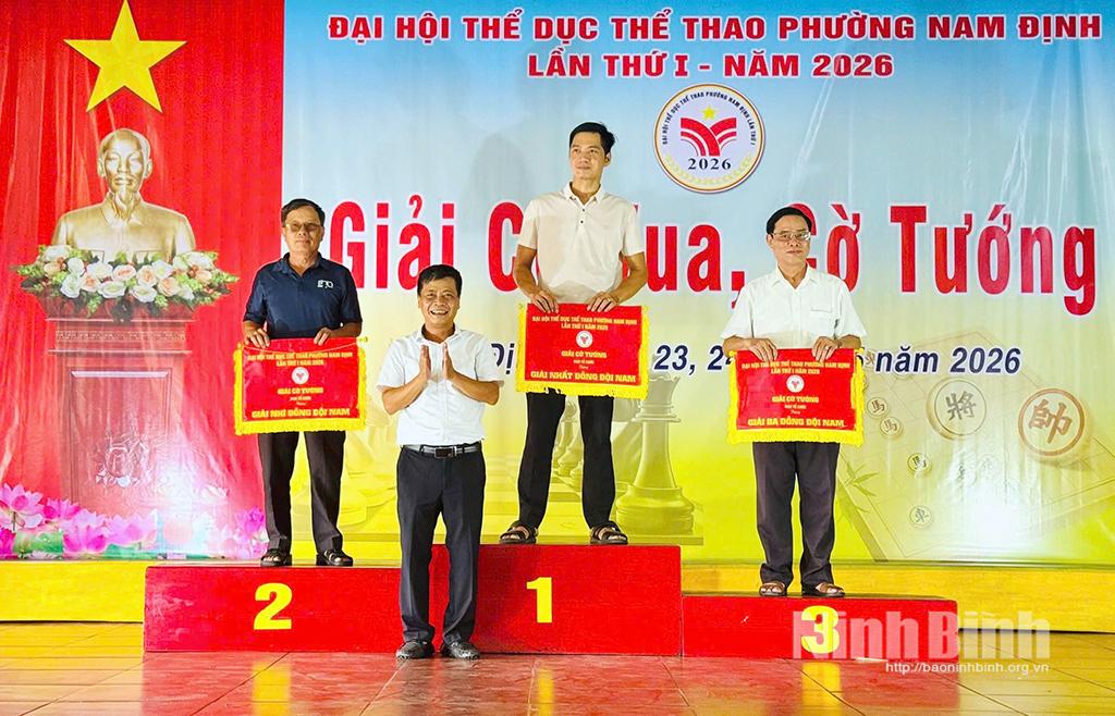 Ban Tổ chức trao thưởng cho các đơn vị đạt giải Nhất, Nhì, Ba nội dung Đồng đội nam môn Cờ tướng.