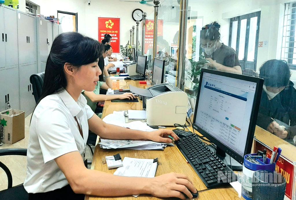 Cán bộ làm việc tại Trung tâm Phục vụ hành chính công phường Phù Vân.