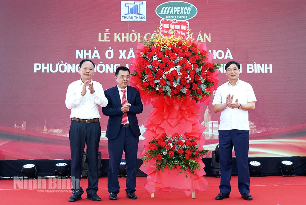 Đồng chí Nguyễn Anh Chức, Ủy viên Ban Thường vụ Tỉnh uỷ, Phó Chủ tịch UBND tỉnh tặng hoa chúc mừng đại diện chủ đầu tư, nhà thầu thi công tại lễ khởi công Dự án nhà ở xã hội Khánh Hoà.