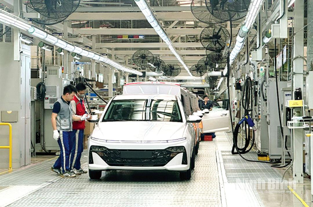 Sản xuất công nghiệp tiếp tục là động lực tăng trưởng quan trọng của tỉnh. Trong ảnh: Dây chuyền sản xuất ô tô của Nhà máy Hyundai Thành Công số 2).