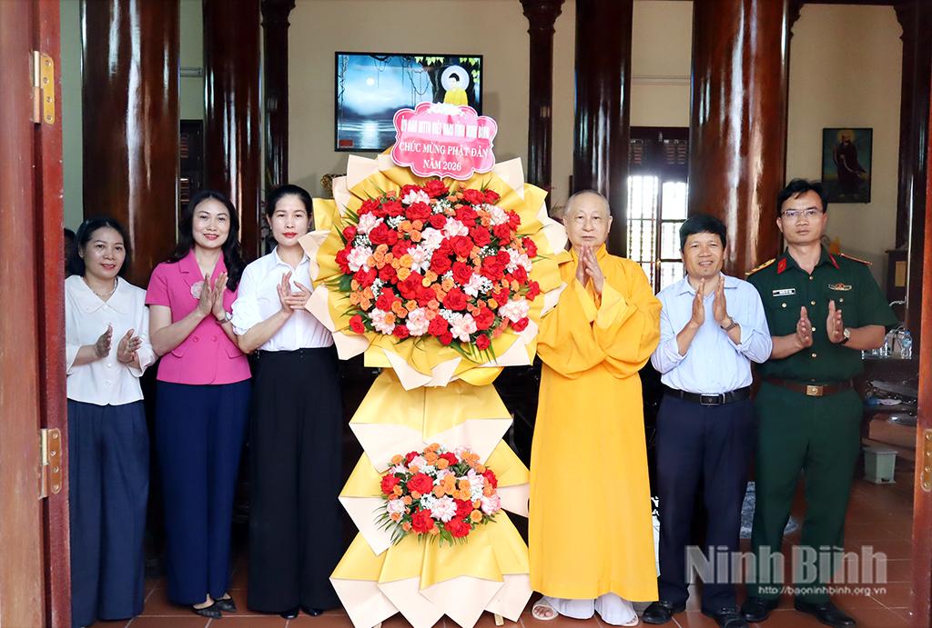 Đồng chí Trần Thị Thoa, Phó Chủ tịch Ủy ban MTTQ Việt Nam tỉnh tặng hoa chúc mừng Hòa thượng Thích Thanh Lương, thành viên Hội đồng Chứng minh Trung ương, Ban Chứng minh Giáo hội Phật giáo Việt Nam tỉnh, Trụ trì chùa Thượng Phúc, xã Xuân Hồng.