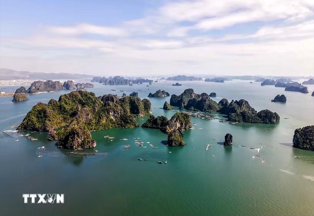 Vịnh Hạ Long nhìn từ trên cao. (Ảnh: Hoàng Hiếu/TTXVN)