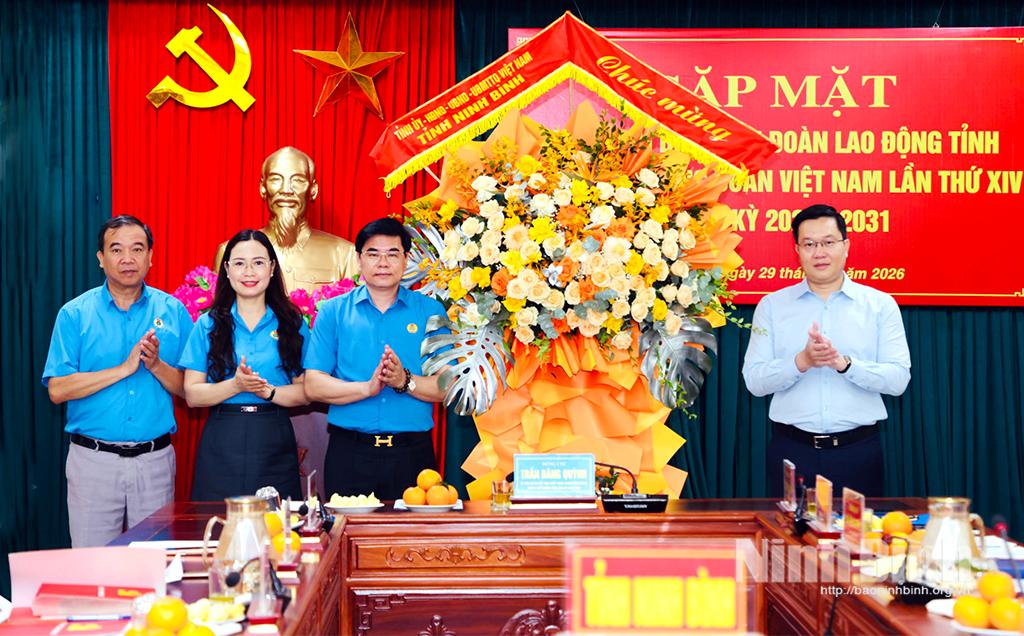 Đồng chí Trần Đăng Quỳnh, Ủy viên dự khuyết Trung ương Đảng, Phó Bí thư Thường trực Tỉnh ủy tặng hoa chúc mừng Đoàn đại biểu.