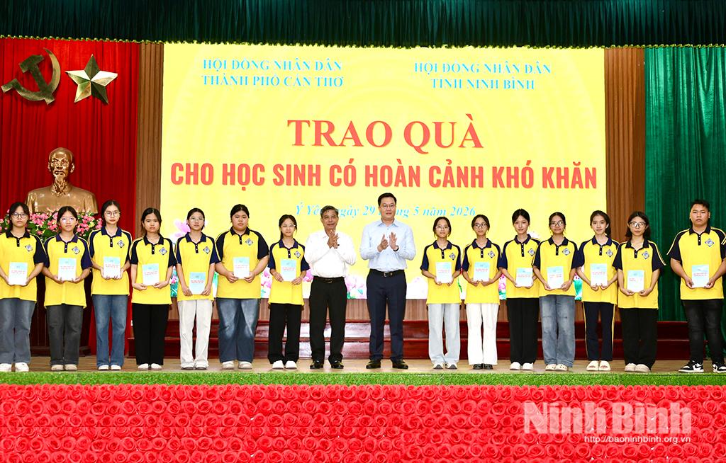 Đồng chí Đồng Văn Thanh, Ủy viên Trung ương Đảng, Phó Bí thư Thường trực Thành ủy, Chủ tịch HĐND thành phố Cần Thơ và đồng chí Trần Đăng Quỳnh, Ủy viên dự khuyết Trung ương Đảng, Phó Bí thư Thường trực Tỉnh ủy Ninh Bình tặng quà cho học sinh có hoàn cảnh khó khăn tại xã Ý Yên.