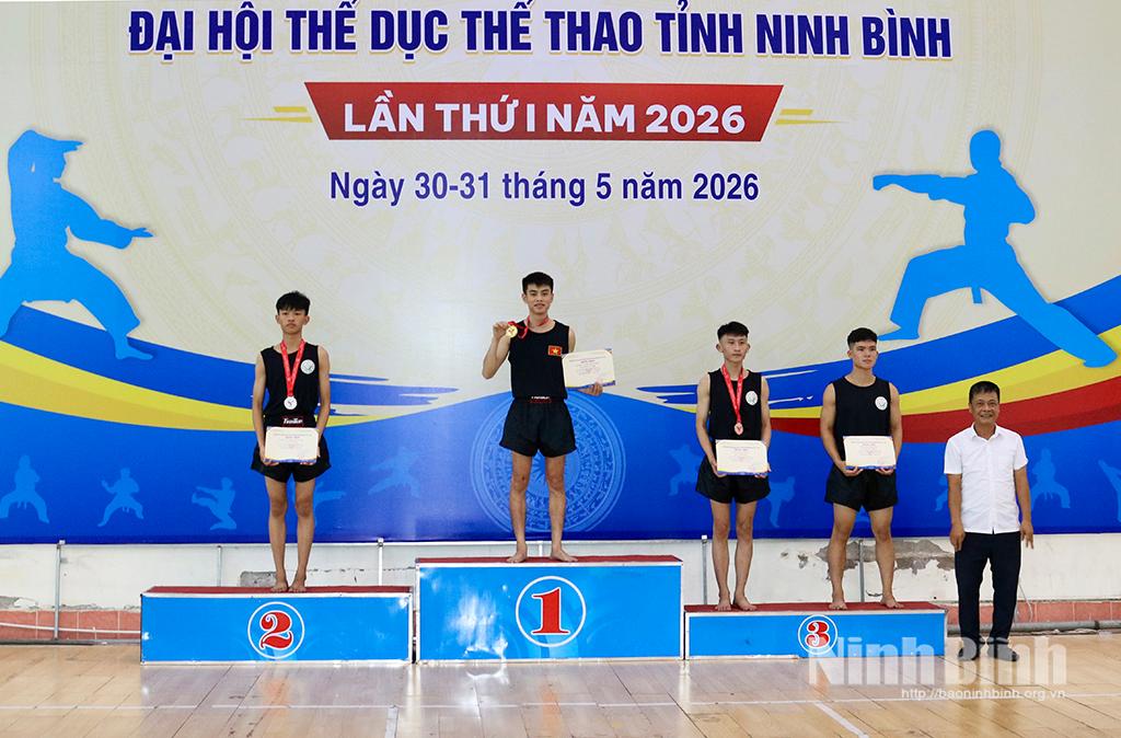 Ban Tổ chức Giải trao huy chương cho các vận động viên đạt thành tích xuất sắc ở nội dung đối kháng nam.