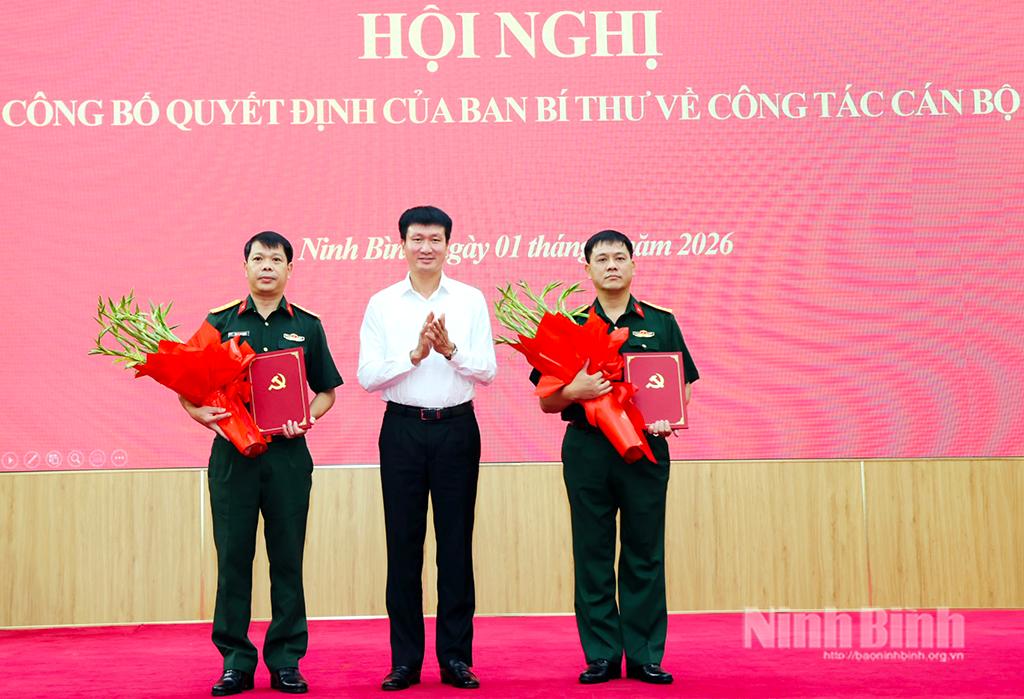 Đồng chí Trần Huy Tuấn, Ủy viên Trung ương Đảng, Bí thư Tỉnh ủy đã trao quyết định và tặng hoa chúc mừng Đại tá Vũ Văn Định, Chỉ huy trưởng Bộ Chỉ huy Quân sự tỉnh và Đại tá Vũ Trọng Thoan, Chính ủy Bộ Chỉ huy Quân sự tỉnh.