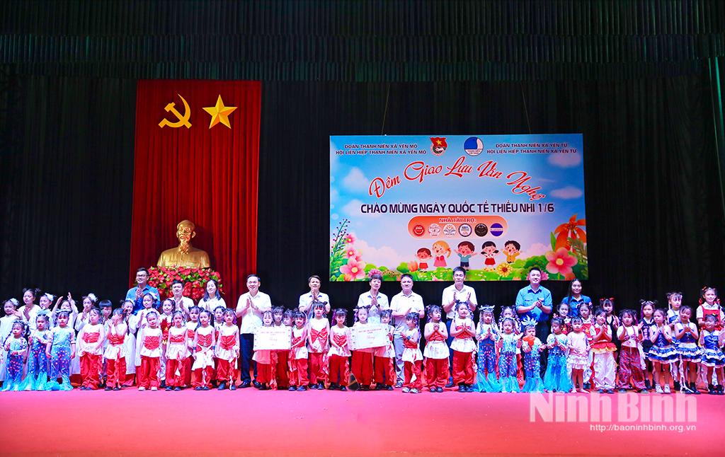 Lãnh đạo xã Yên Mô và Yên Từ tặng quà cho các em thiếu nhi.
