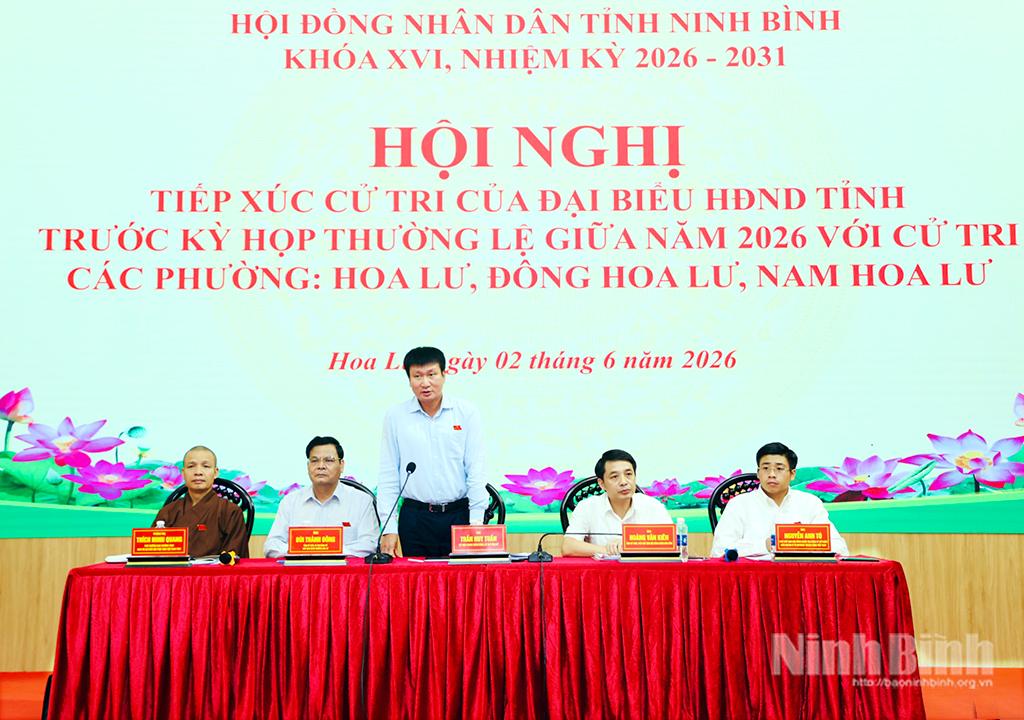 Đồng chí Trần Huy Tuấn, Ủy viên Trung ương Đảng, Bí thư Tỉnh ủy và các vị đại biểu thuộc Tổ đại biểu số 2 HĐND tỉnh tiếp xúc cử tri các phường: Hoa Lư, Đông Hoa Lư, Nam Hoa Lư.