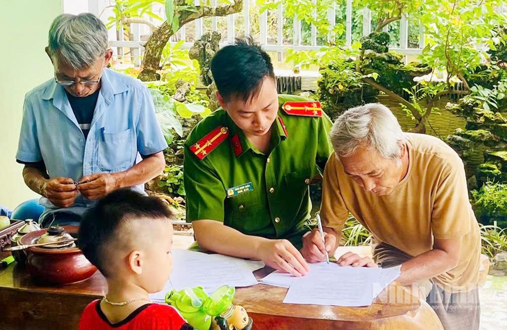 Công an tỉnh Ninh Bình phối hợp với lực lượng chức năng rà soát, kê khai thông tin và thu nhận mẫu ADN cho thân nhân liệt sĩ chưa xác định danh tính.