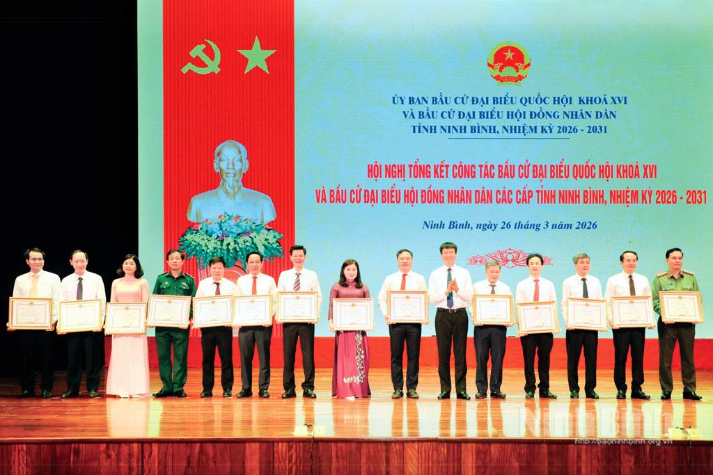 Đồng chí Trần Huy Tuấn, Ủy viên Trung ương Đảng, Bí thư Tỉnh ủy trao Bằng khen của Chủ tịch UBND tỉnh cho các tập thể, cá nhân có thành tích xuất sắc trong công tác bầu cử đại biểu Quốc hội khóa XVI và đại biểu HĐND các cấp, nhiệm kỳ 2026-2031. Ảnh: Đức Lam