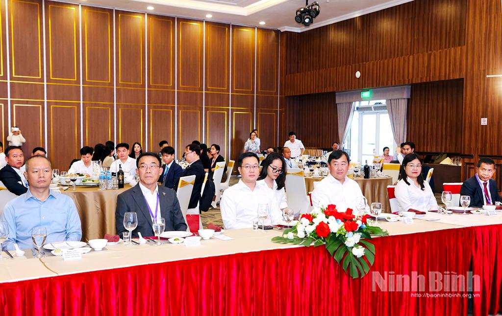 Các đại biểu dự chương trình.