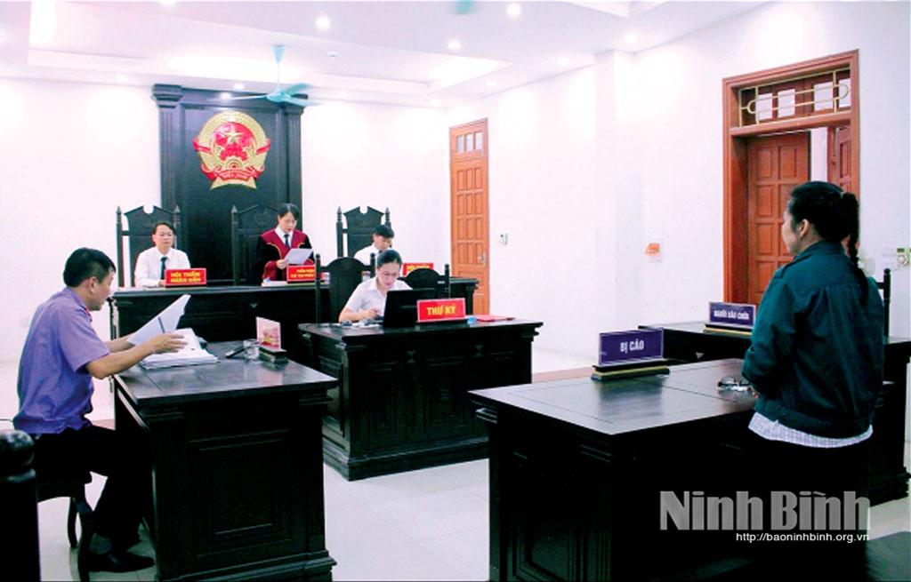 Một phiên tòa xét xử án hình sự sơ thẩm tại Tòa án nhân dân tỉnh.