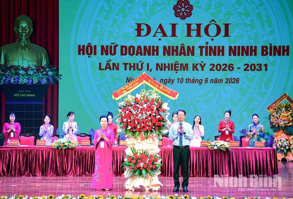 Đồng chí Trần Song Tùng, Ủy viên Ban Thường vụ Tỉnh ủy, Phó Chủ tịch Thường trực UBND tỉnh tặng hoa chúc mừng Đại hội.