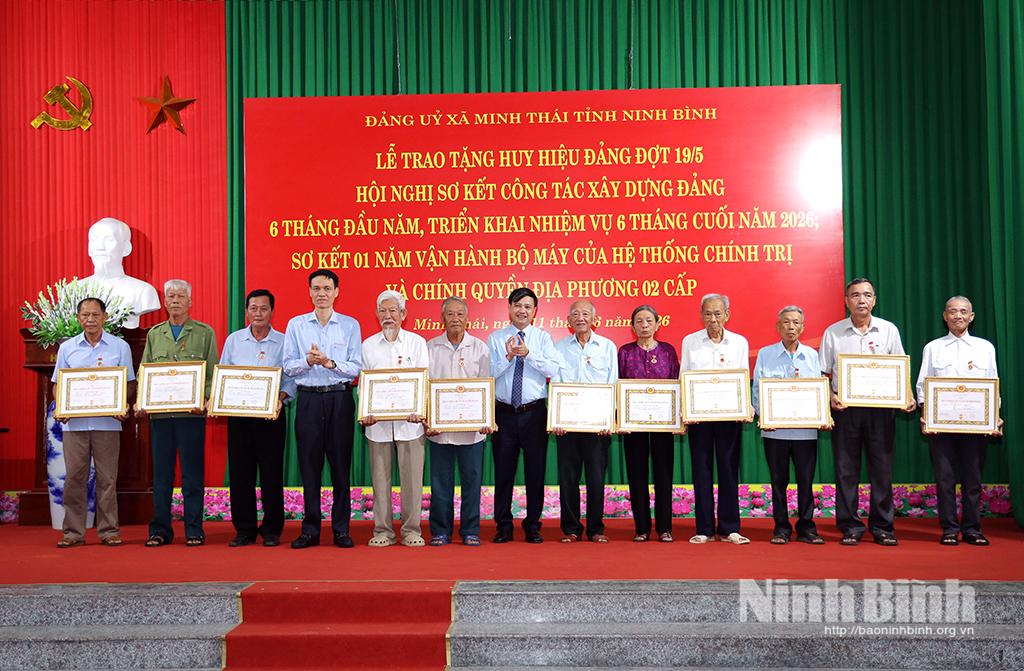 Đồng chí Lê Hồng Kỳ, Tỉnh ủy viên, Phó Giám đốc Báo và phát thanh, truyền hình Ninh Bình và lãnh đạo Sở Nội vụ trao Huy hiệu Đảng đợt 19/5/2026 cho các đảng viên xã Minh Thái.